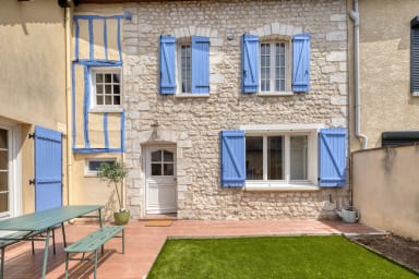 Façade de caractère aux volets bleus