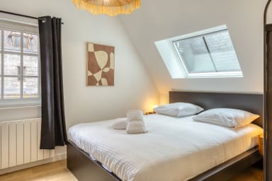 Chambre avec confortable lit deux places et décoration