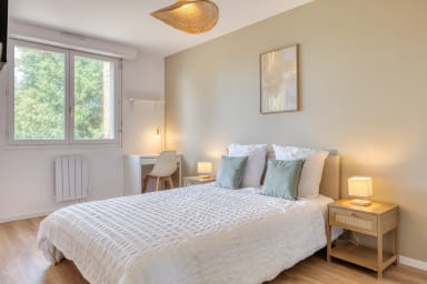 Chambre spacieuse avec lit deux places aux teintes vertes pales