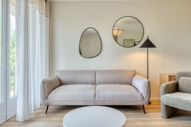 Canapé confortable avec décoration épurée