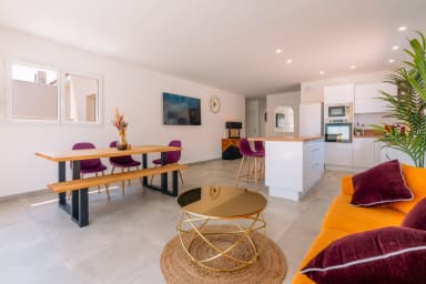 Pièce de vie ouverte avec salon, espace repas et cuisine