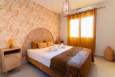 Chambre avec lit double et décoration aux tons dorés