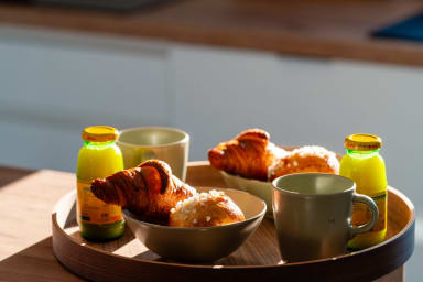 Cuisine : détail du comptoir et de la mise en scène