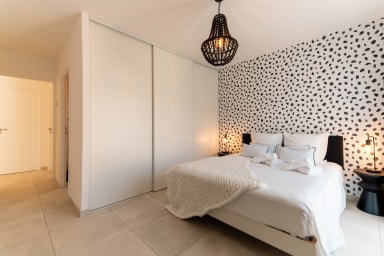 Chambre : vue du lit double et des rangements