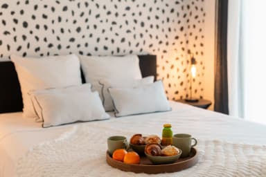 Villa Selva : Chambre avec lit double et décoration noire et blanche