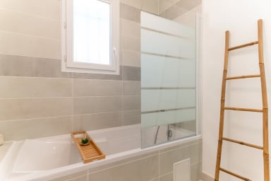 Villa Selva : Salle de bain avec baignoire et porte-serviettes