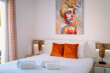 Villa Juxta Maré : Chambre avec lit double et coussins orange