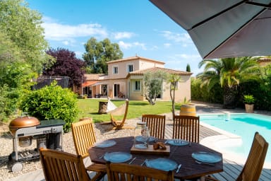 Table extérieure avec vue sur la piscine et la villa