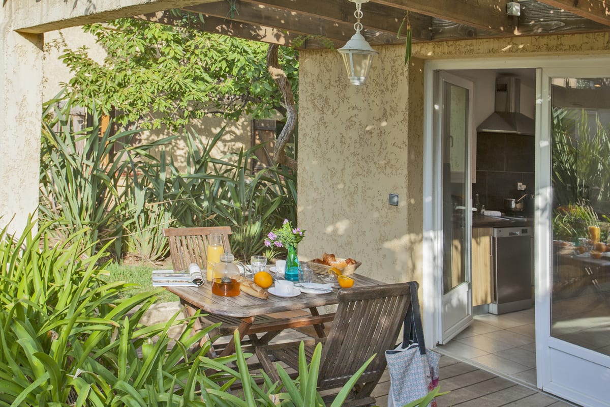minivilla lilas indépendante à Calv avec jardin et piscine, jardin et bbq