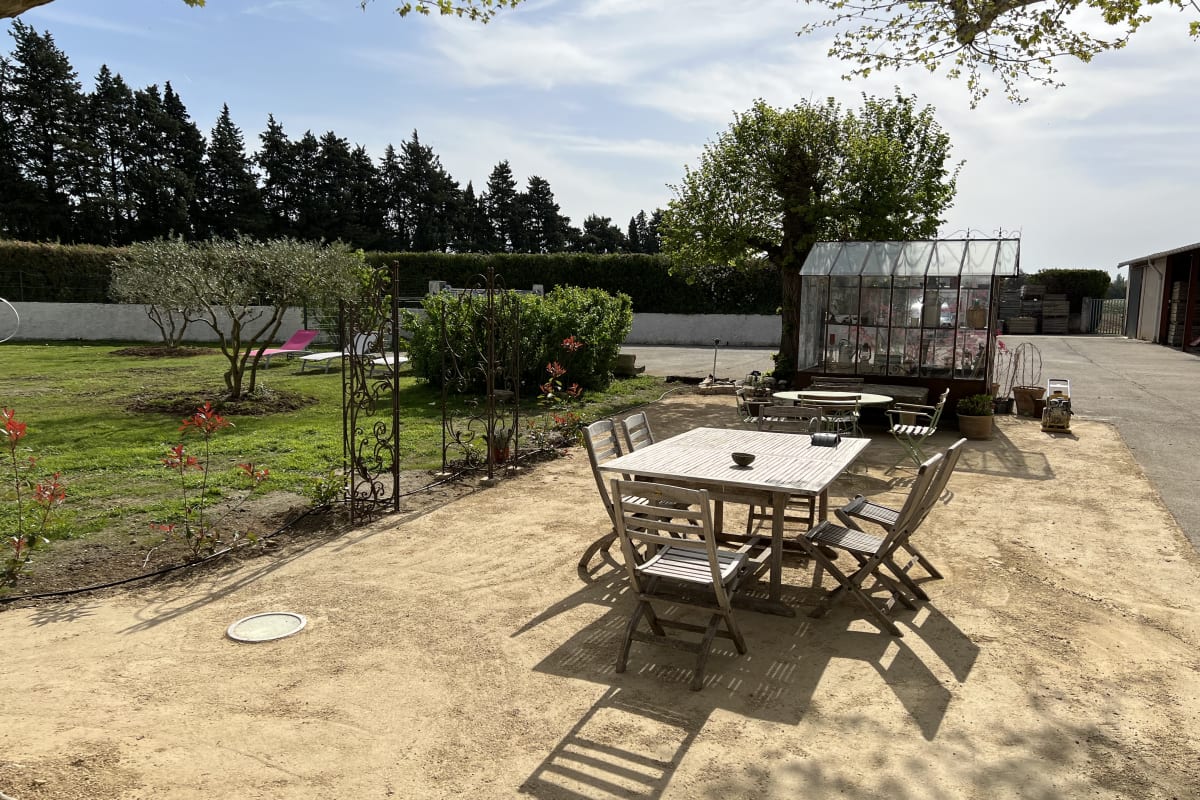   "Évasion Champêtre: Charme et Sérénité à l'Isle-sur-la-Sorgue" 