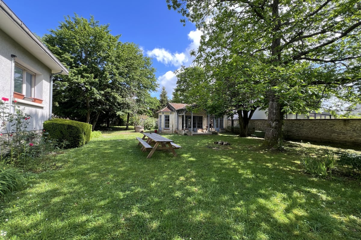 Maison   Clos de la Gare, jardin spacieux, BBQ, 3min gare