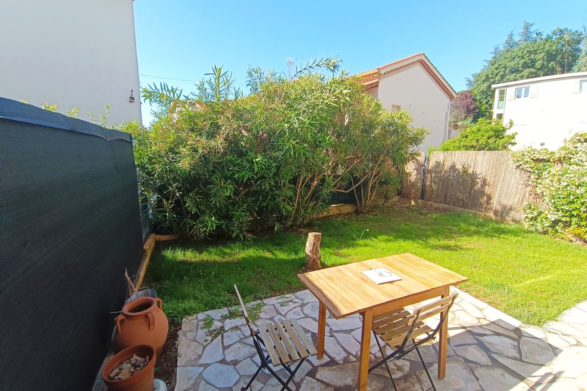 Appartement rénové avec terrasse et jardin