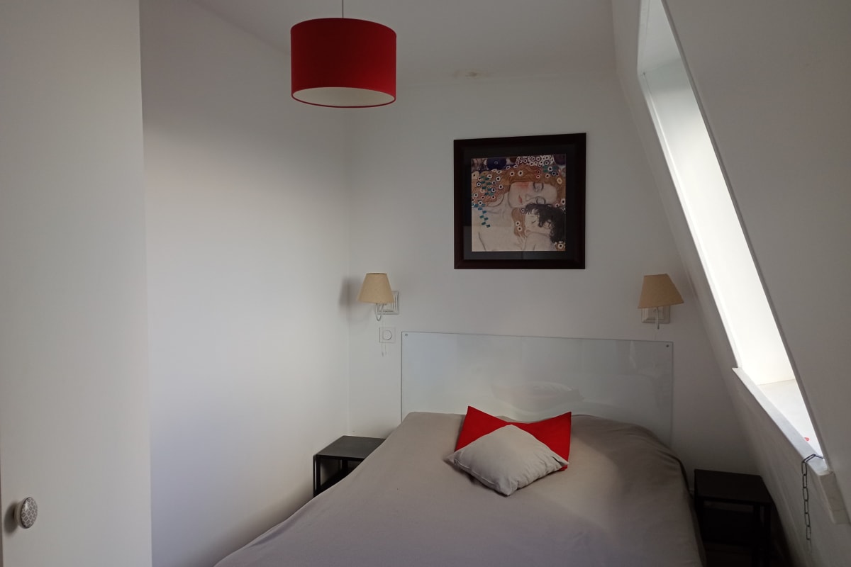 Appartement   Joli T2 situé face au Square Montholon