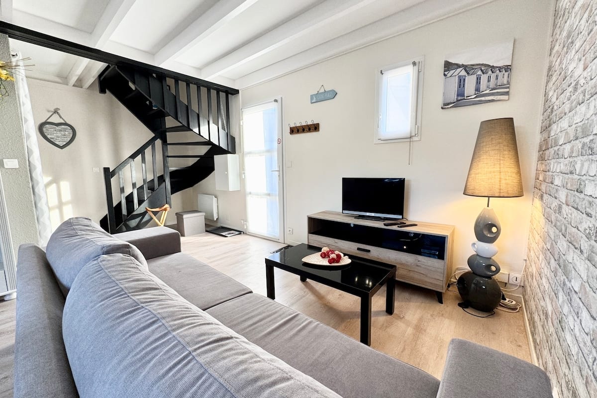  immobilier  Maisonnette refaite à neuf - 300m des plages