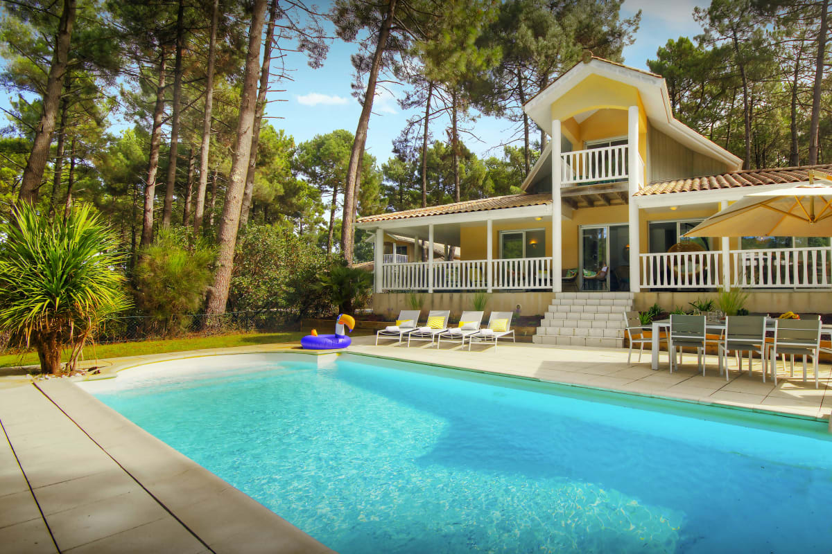 Villa estivale avec piscine privée, proche plages & lacs - OVO Network
