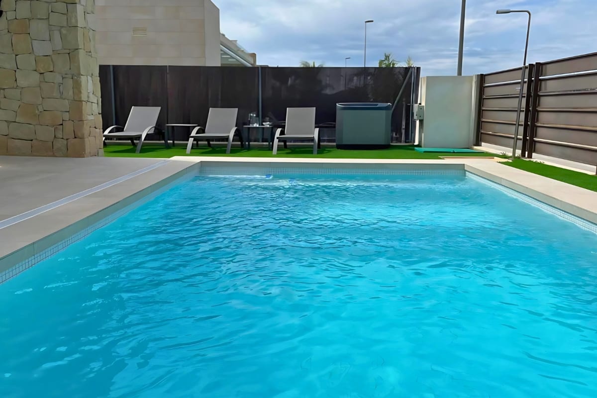  Villa moderne avec piscine privée au Golf Vistabella 