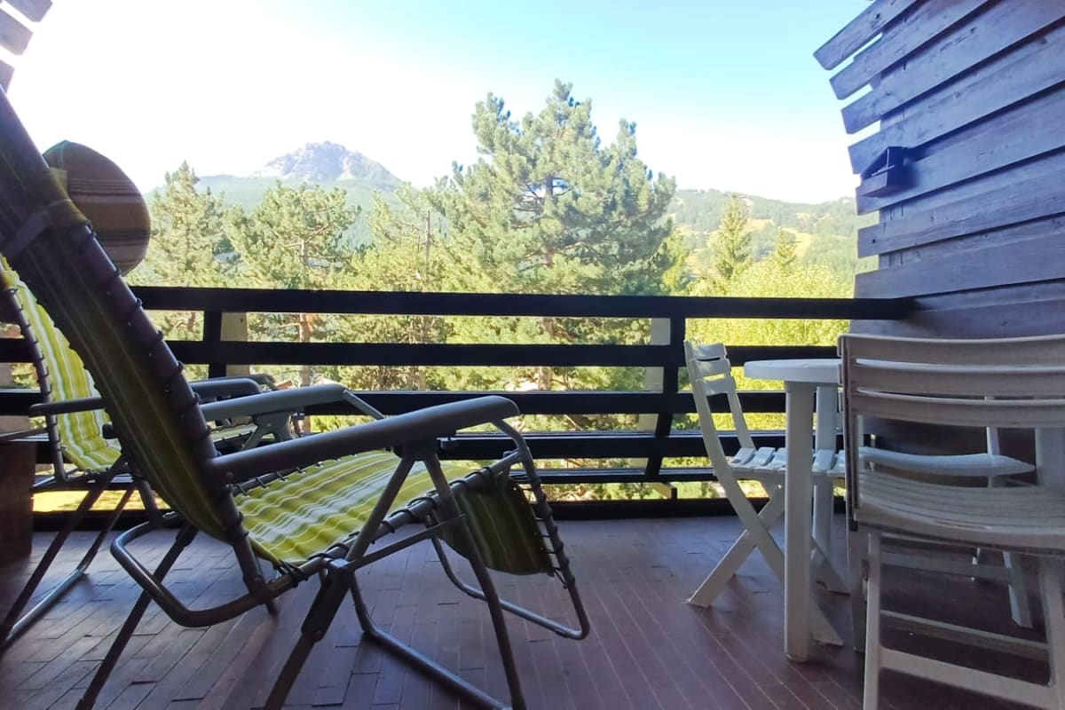 Studio lumineux avec balcon et vue montagne