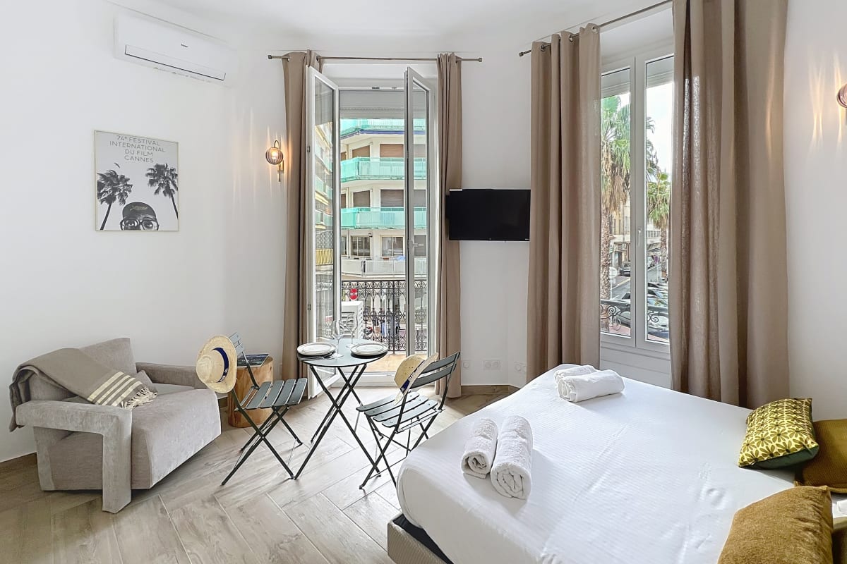 Immobilier L'Élégant – Studio Rénové avec Balcon en coeur de ville  - Cannes centre  