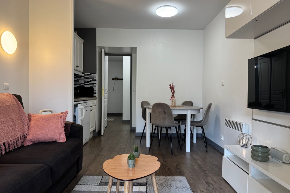 Appartement Appartement lumineux avec piscine  et balcon 