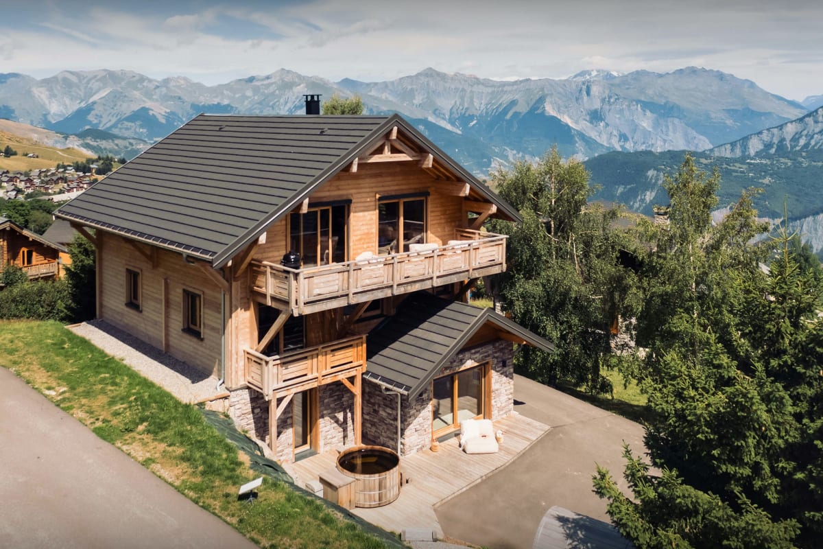 Chalet   Chalet skis aux pied pour 14 avec spa extérieur aux Sybelles - OVO Network