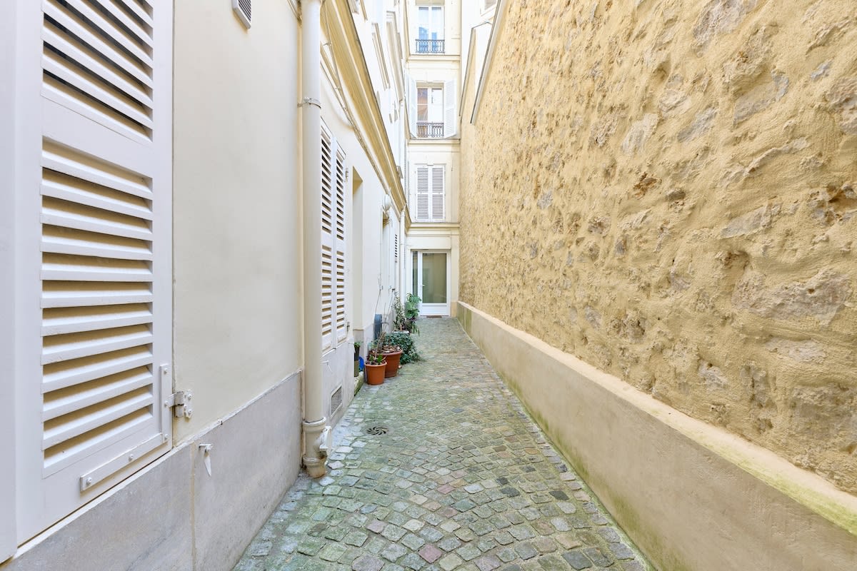 Immobilier Martyrs · 9e · Studio design avec balcon – géré par Mey Agency  