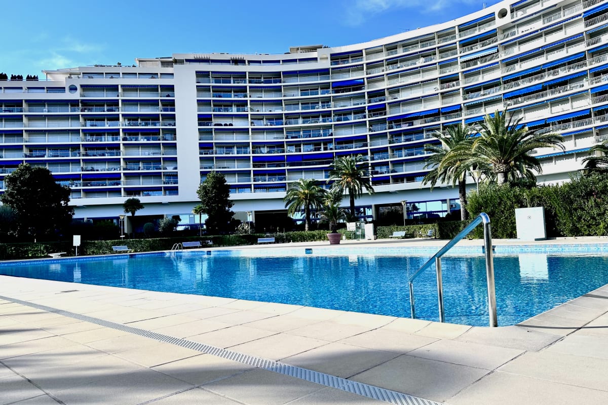 Appart avec terrasse vue marina et piscine