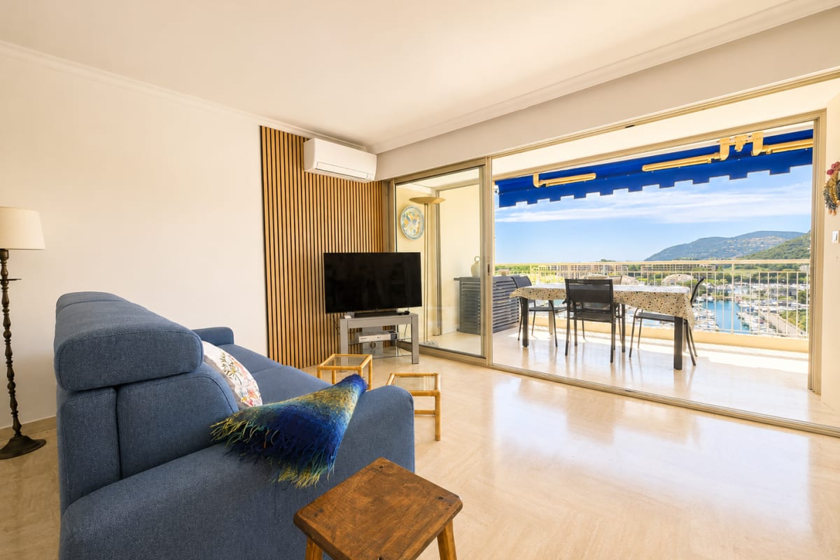  immobilier  Appt 8 pers vue mer & piscine - 10 minutes de Cannes