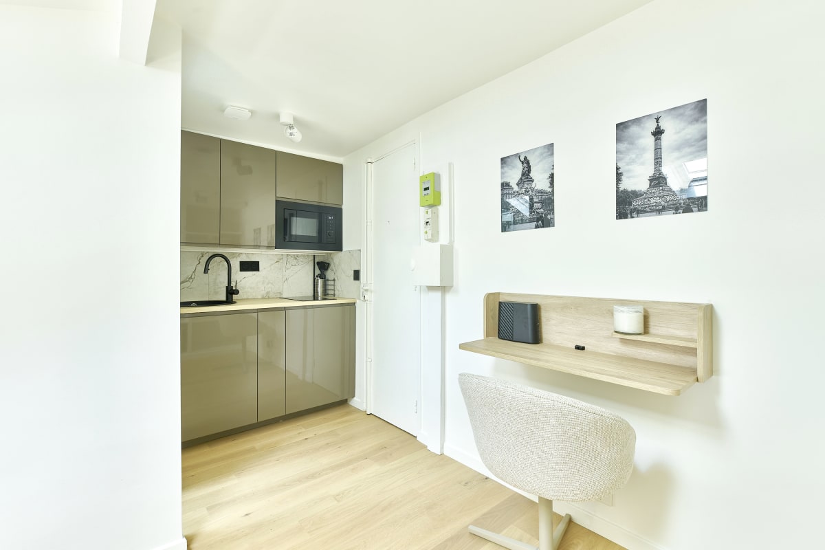 Immobilier  Richard Lenoir · 11e · Studio haut de gamme sous les toits  par Mey Agency  