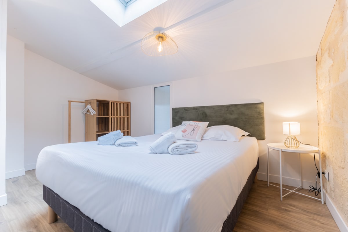 Immobilier Appartement avec cachet en duplex de 2 chambres situé vers la Gare St-Jean  