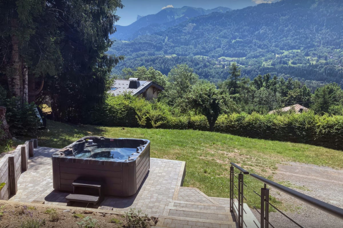  immobilier  Chalet pour 10 – jacuzzi, terrasse, jardin proche de Samoëns - OVO Network
