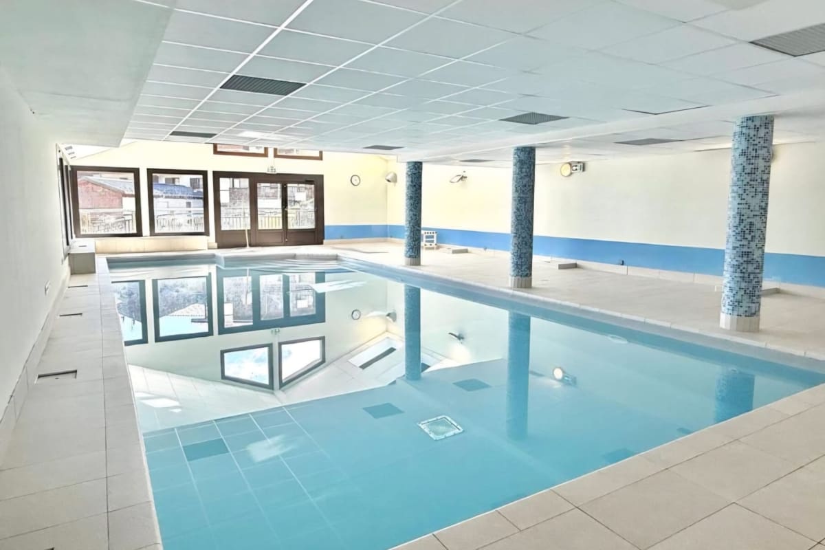 Appartement ski-in/ski-out, terrasse et piscine