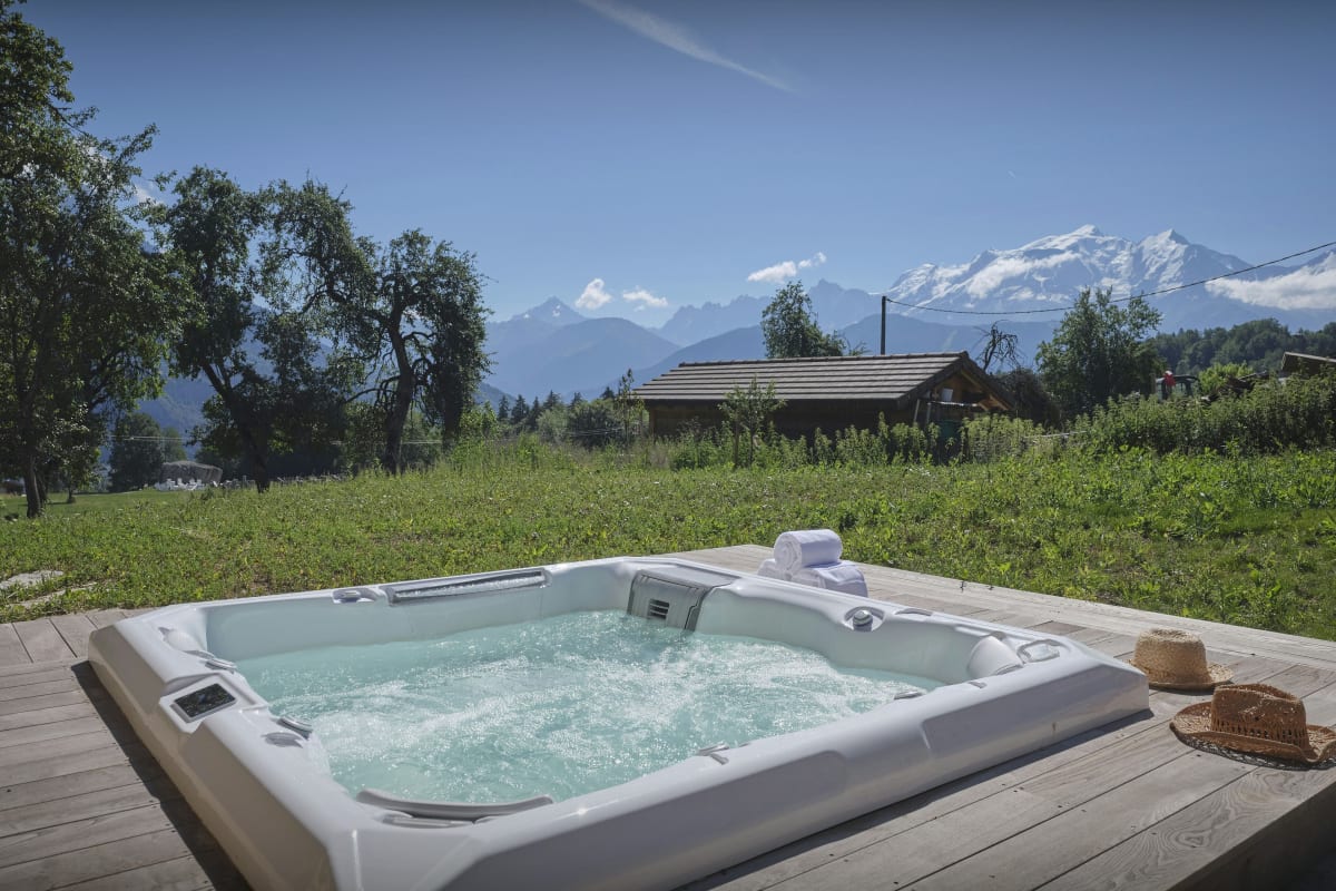Chalet   Chalet alpin pour 11 avec sauna, jacuzzi et salle de sport - OVO Network