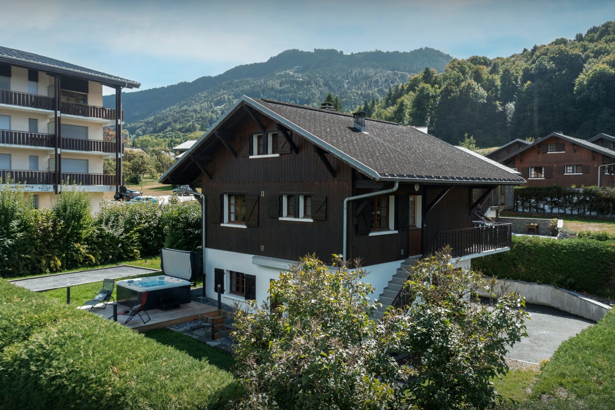 Chalet Vacances en famille pour 10 avec jacuzzi à 90m des pistes - OVO Network 