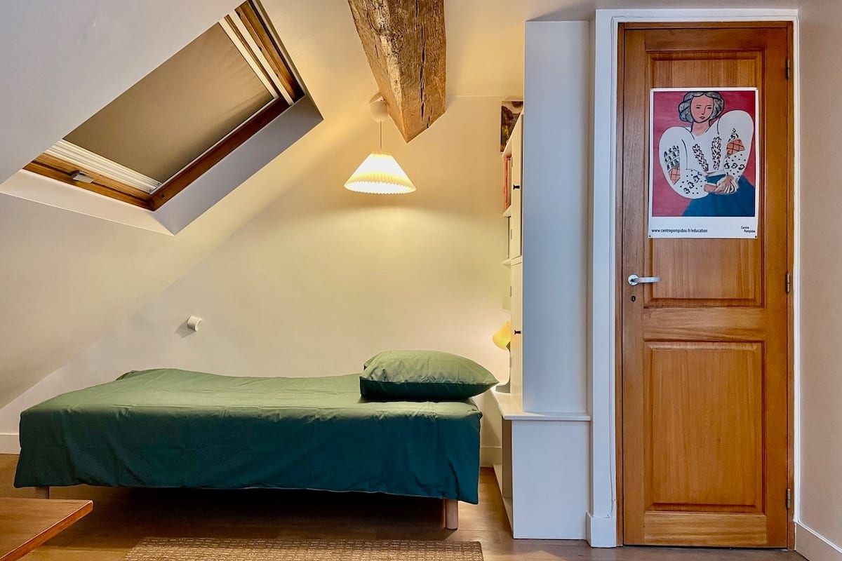 Appartement Marais · 4e · Appartement sous les toits avec mezzanine par Mey Agency 