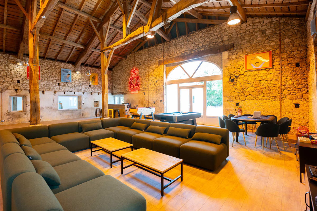 Immobilier HousePark Duras 45 personnes | Padel, 2 piscines int./ext., vue sur les Pyr  