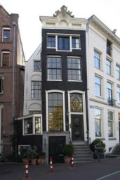 Frontal look of the house. BnB-space is on the first floor above the main door. 