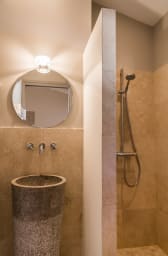 Air conciergerie/Bastide Blanche bath room with Italian shower