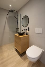 Salle de bains avec douche italienne