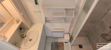 Salle de bain avec douche