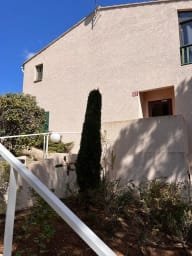 L’entrée du bâtiment, résidence sécurisée. 