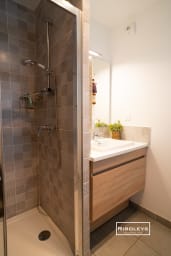 Salle de bain avec douche et wc