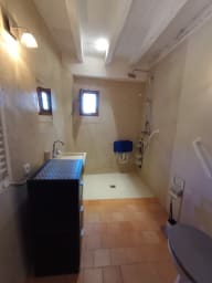 douche à l'italienne avec toilettes
