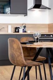 Table à manger et nécessaire de cuisine