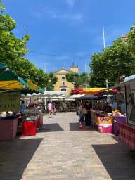 Marché sur la place de l’église et sur le port 