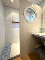 Salle d'eau : Douche, lavabo