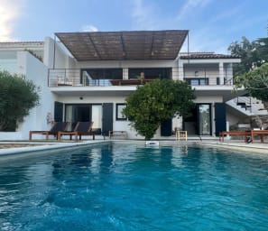 Piscine avec vue sur la maison