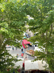 Vue de l'appartement jour de marché