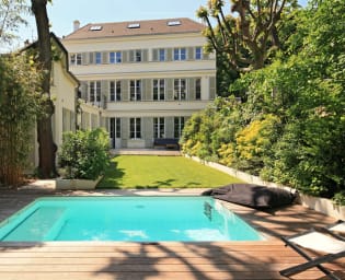 rental-family-prestigious-maison-lumea-paris-outside-swimming-pool