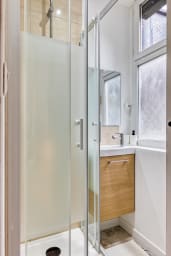 Salle de bain avec douche
