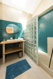Salle d’eau avec grande douche à l’italienne refaite à neuve, béton ciré au...
